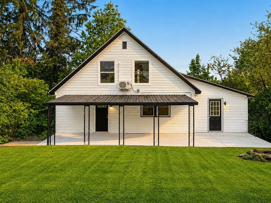 The real listing photo of 858 Stewart Street in daylight